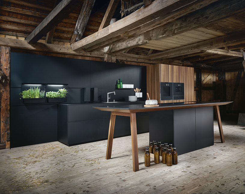 exklusive schwarze Küche in rustikalem Raum