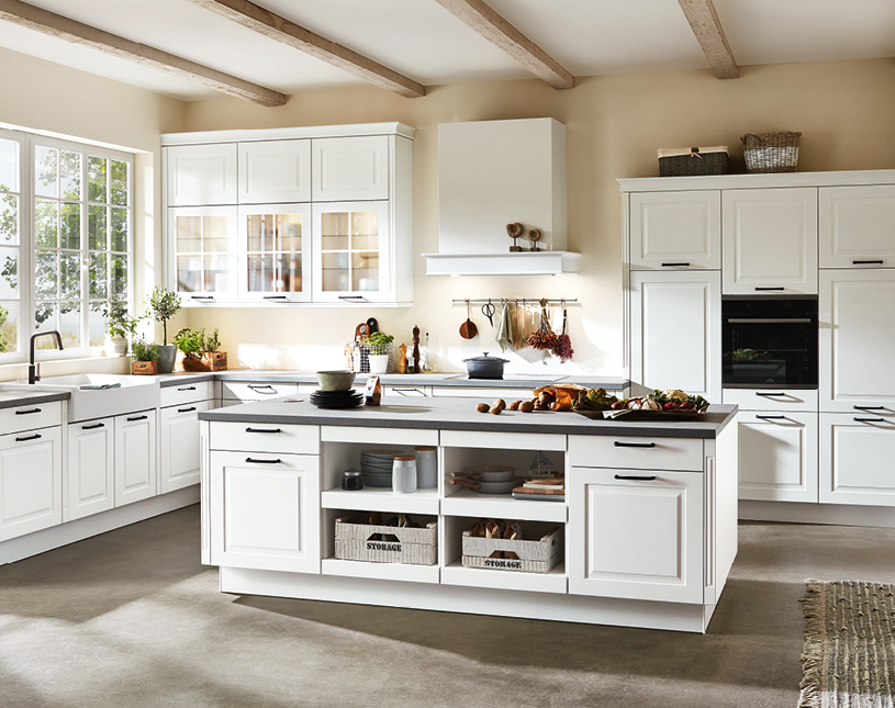 klassische weiße Küche im Landhausstil mit Vitrinen-Hängeschränken und offenen Auszügen