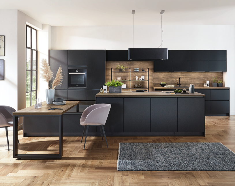moderne schwarze Küche mit Elementen in Holzoptik