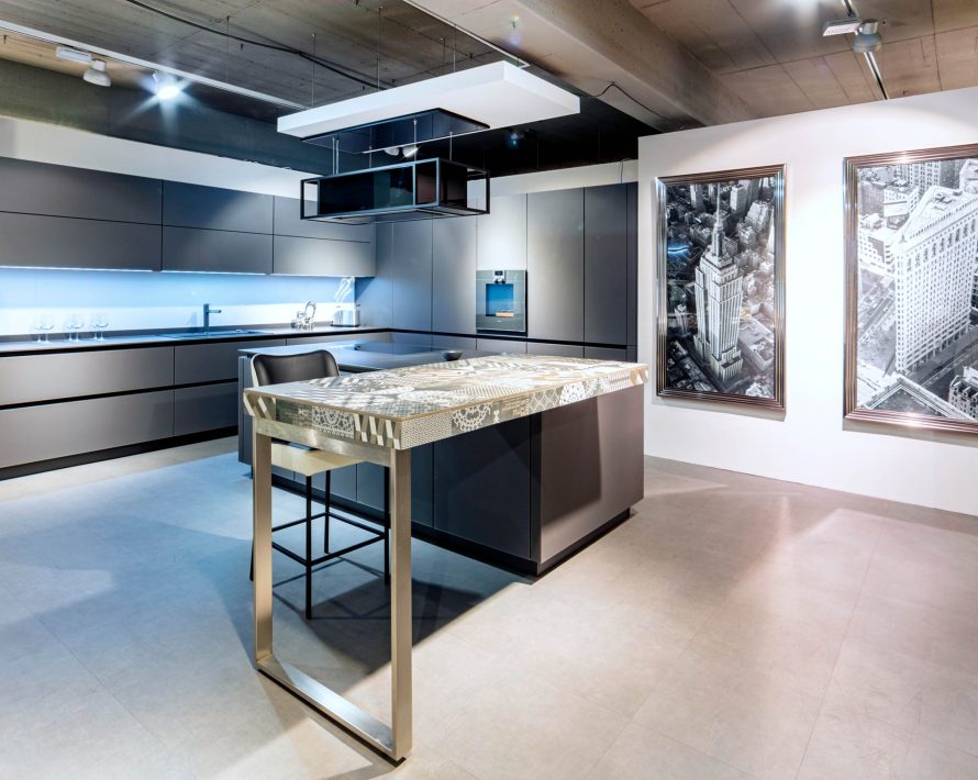 Moderne graue Küche mit Kochinsel