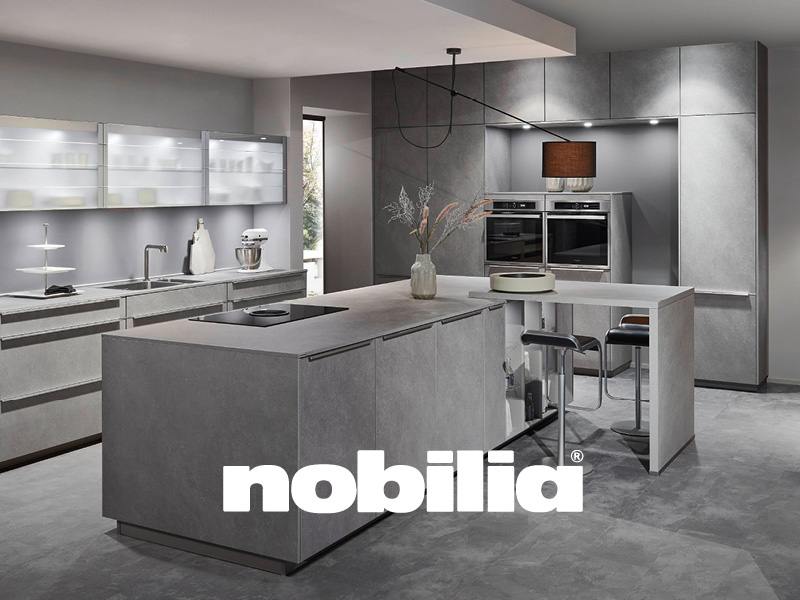 Bild zeigt eine Küche von nobilia mit nobilia-Logo