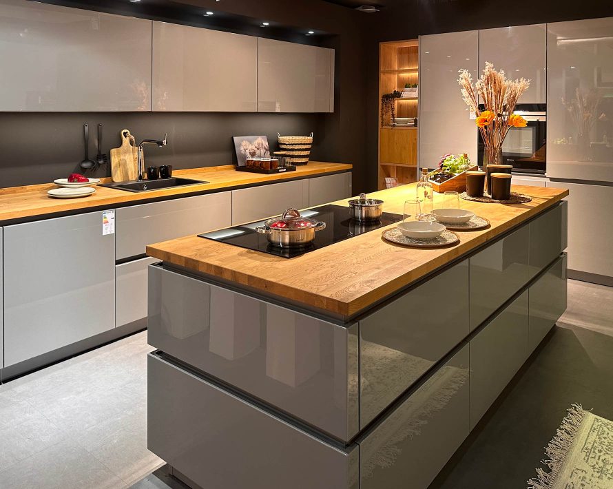 Moderne graue Küche mit Kochinsel in Specht-Ausstellung