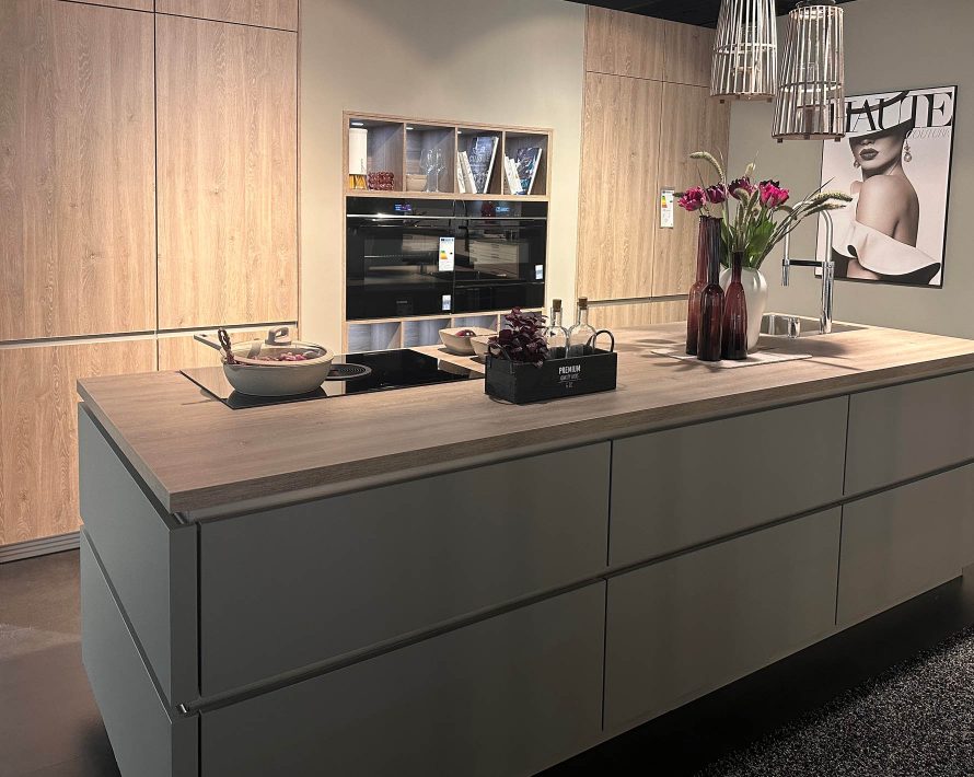 Moderne graue Küche mit Kochinsel in Specht-Ausstellung