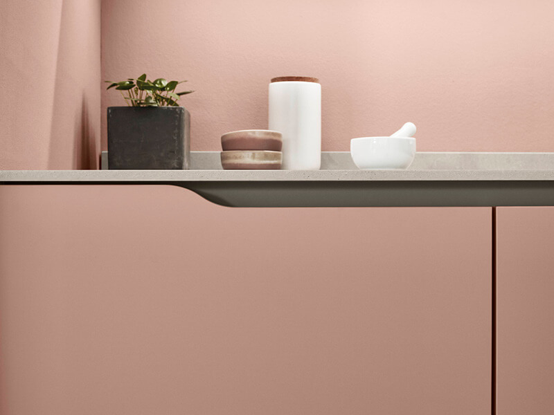Detailbild von einer rosa Küchenfront