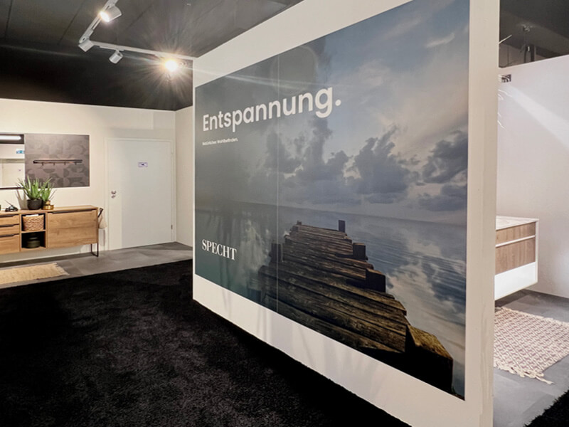 Bild der Ausstellung mit Wandgestaltung, Motivtapete See mit Steg