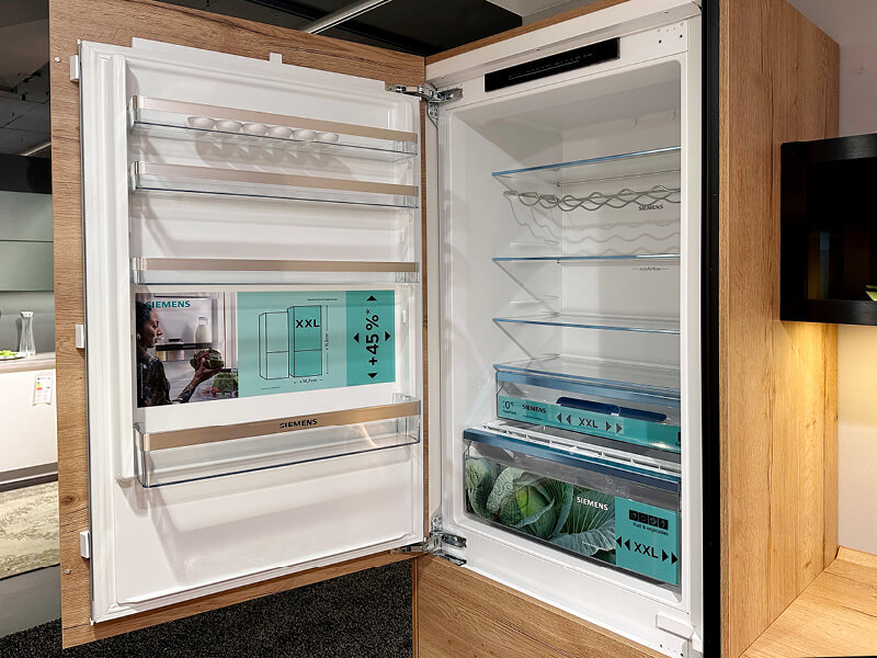 XXL-Kühlschrank von Siemens in der Specht-Ausstellung