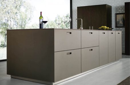 Hochwertige Kücheninsel von next125 in Loft mit großem Fenster und moderner Umgebung