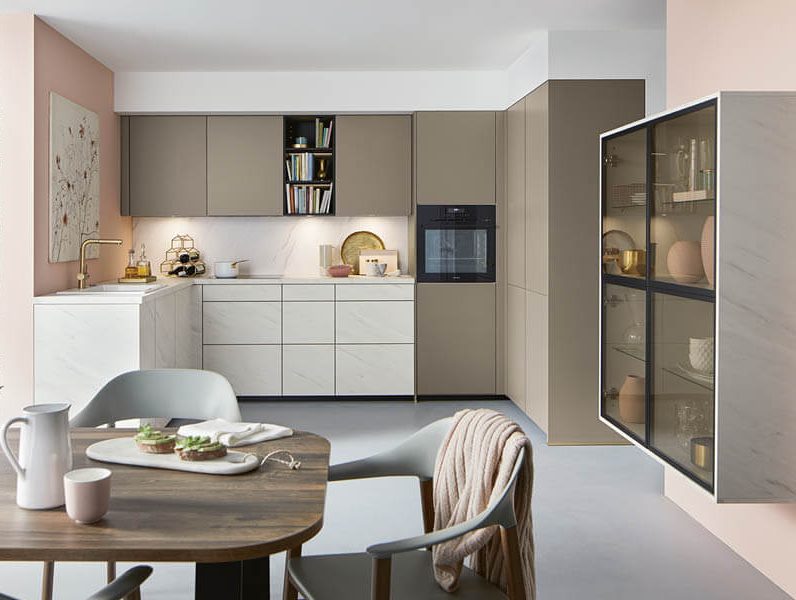 Küche im Farb-und Materialmix von Schüller in U-Form