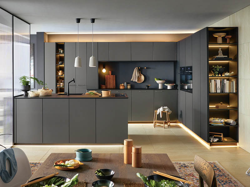 schwarze Küche mit Beleuchtung in G-Form