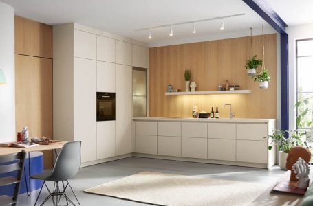 Helle, moderne Küche von Schüller in L-Form