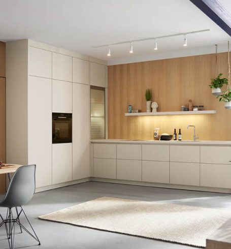 Helle, moderne Küche von Schüller in L-Form