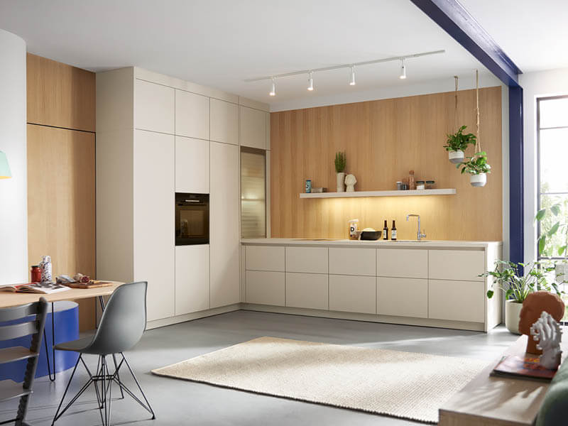 Helle, moderne Küche von Schüller in L-Form
