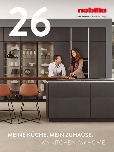 Cover des aktuellen Küchenjournals von nobilia mit Paar in moderner schwarzer Küche