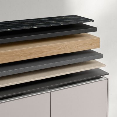 Auswahl an verschiedenen Arbeitsplatten übereinander schwebend dargestellt