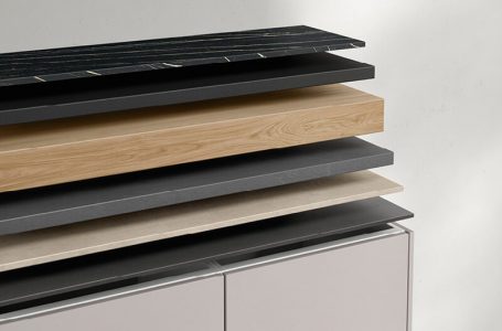 Auswahl an verschiedenen Arbeitsplatten übereinander schwebend dargestellt