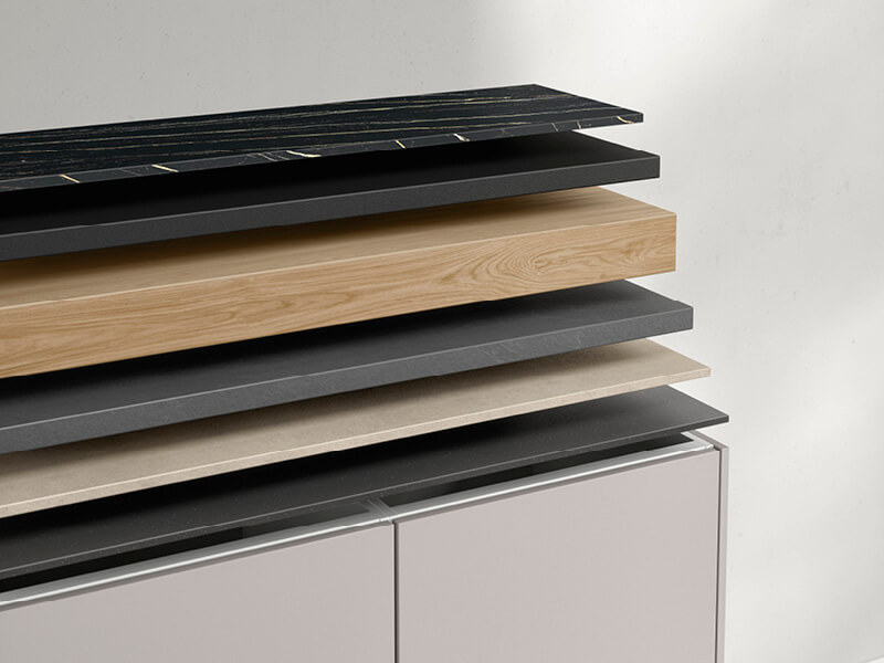 Auswahl an verschiedenen Arbeitsplatten übereinander schwebend dargestellt