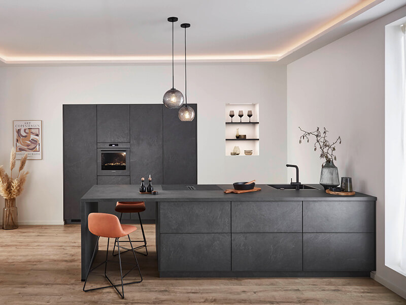 anthrazitfarbene Inselküche von nobilia, Fronten und Arbeitsplatte in einheitlicher Optik