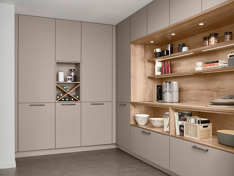 Hauswirtschaftsraum mit sandgrauen Fronten von nobilia, mit Nischengestaltung in Holzoptik