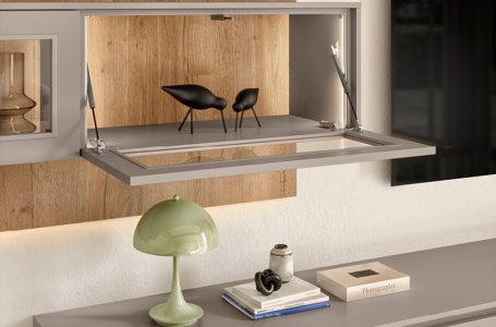 geöffneter Vitrinenschrank mit Deko an Wohnzimmerwohnwand