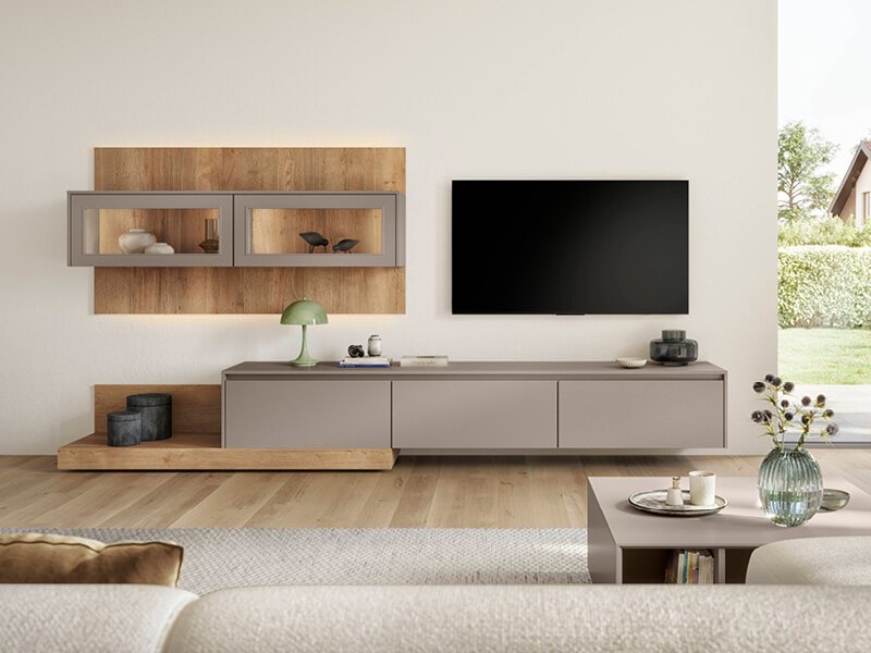 Wohnwand in Wohnzimmer mit TV-Schrank und Vitrinenschrank mit sandgrauen Fronten