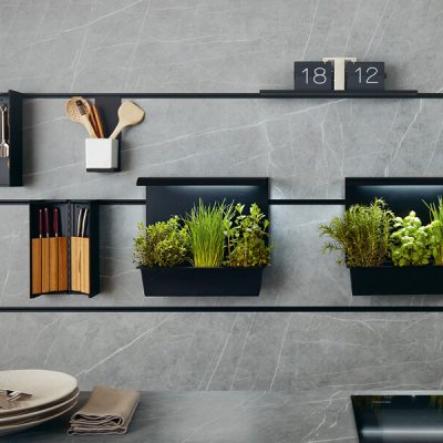 Küchenrückwand in grauer Marmoroptik mit Paneelsystem und verschiedenen Modulen