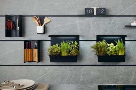 Küchenrückwand in grauer Marmoroptik mit Paneelsystem und verschiedenen Modulen