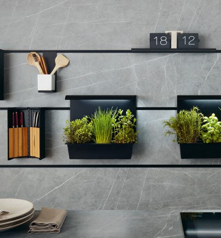 Küchenrückwand in grauer Marmoroptik mit Paneelsystem und verschiedenen Modulen