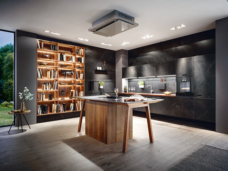 anthrazitfarbene Küche von next125 mit Paneelsystem in Küchennische und an Küchenwand