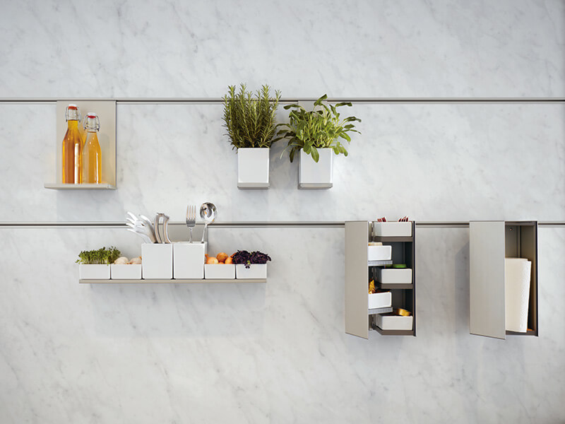 Kräuter, Öl und Besteck in verschiedenen Modulen an Paneelwand von next125