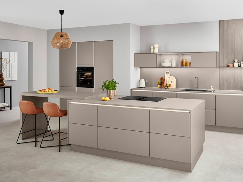 Inselküche von nobilia mit Fronten in Naturton und beleuchteten Griffleisten