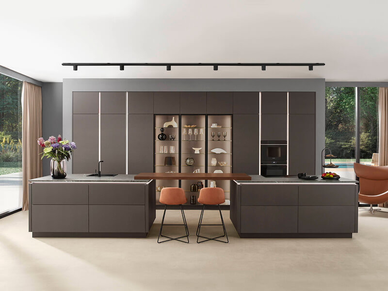 Große Küche von nobilia mit Fronten in Farbton Macchiato und vertikalen, beleuchteten Griffleisten