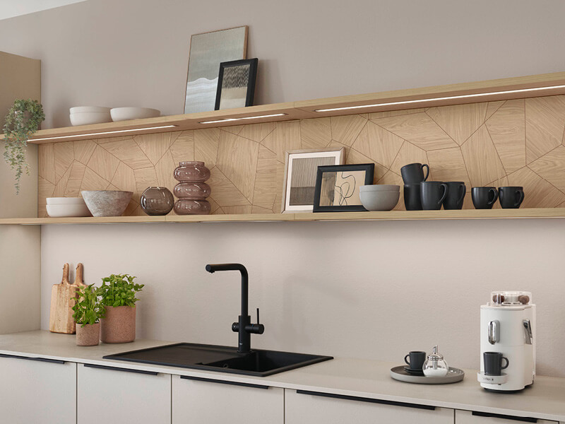 Küchenzeile mit beleuchtetem Küchenregal in Holzdekor mit Musterung