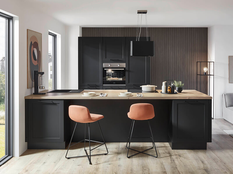 schwarze Küche von Nobilia in modernem Landhausstil