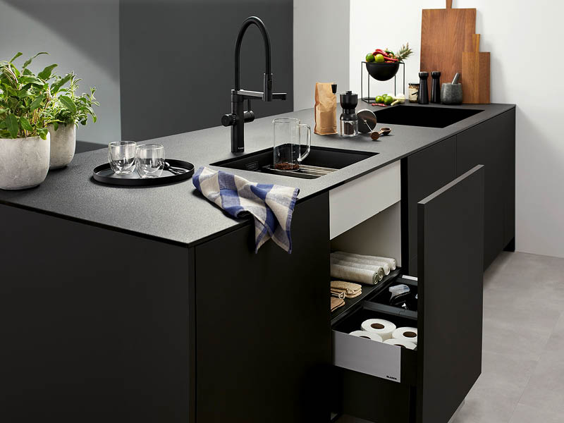 Ansicht der Blanco Unit in schwarzer Ausführung mit Spülbecken und Unterschrank