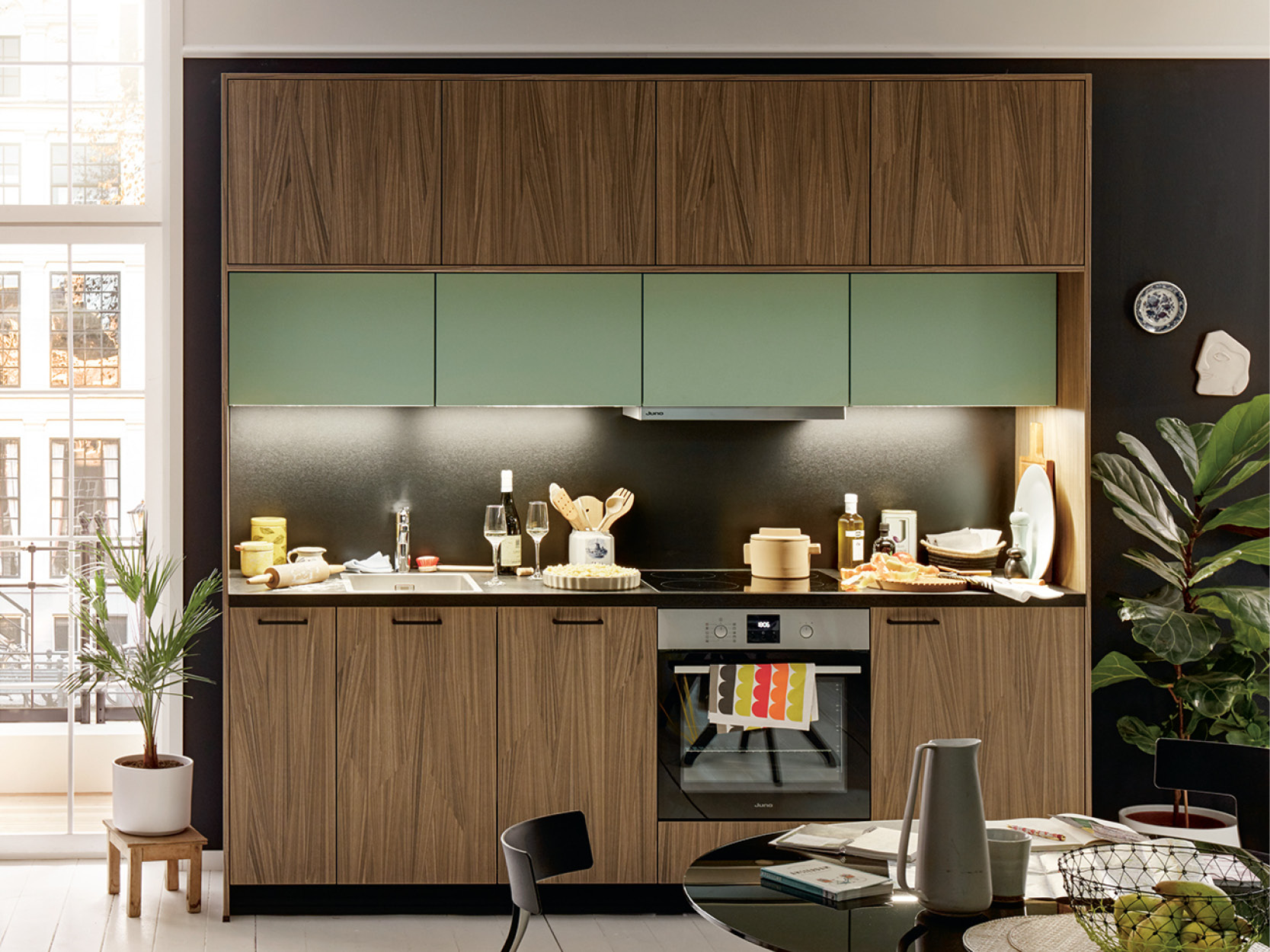 Stauraumwunder für kleine Küchen: Geschlossene Oberschränke und durchdachte Unterschränke mit großzügigem Platzangebot in einer kompakten Küchenzeile.