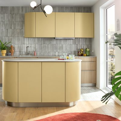 Kompakte Kücheninsel mit Stauraum: Moderne, platzsparende Küchenlösung mit geschwungenen Fronten und integrierter Aufbewahrung – ideal für kleine Räume.