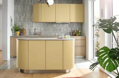 Kompakte Kücheninsel mit Stauraum: Moderne, platzsparende Küchenlösung mit geschwungenen Fronten und integrierter Aufbewahrung – ideal für kleine Räume.