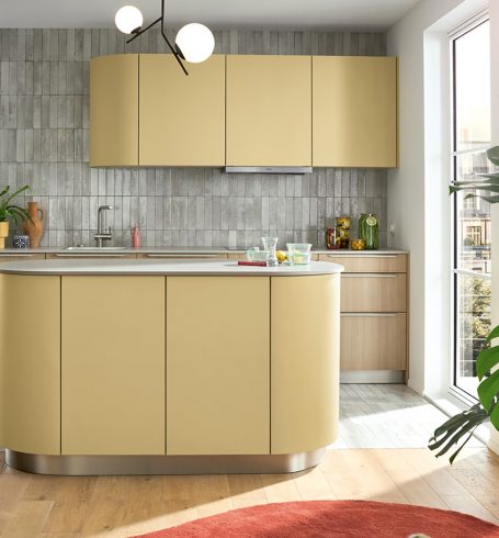 Kompakte Kücheninsel mit Stauraum: Moderne, platzsparende Küchenlösung mit geschwungenen Fronten und integrierter Aufbewahrung – ideal für kleine Räume.