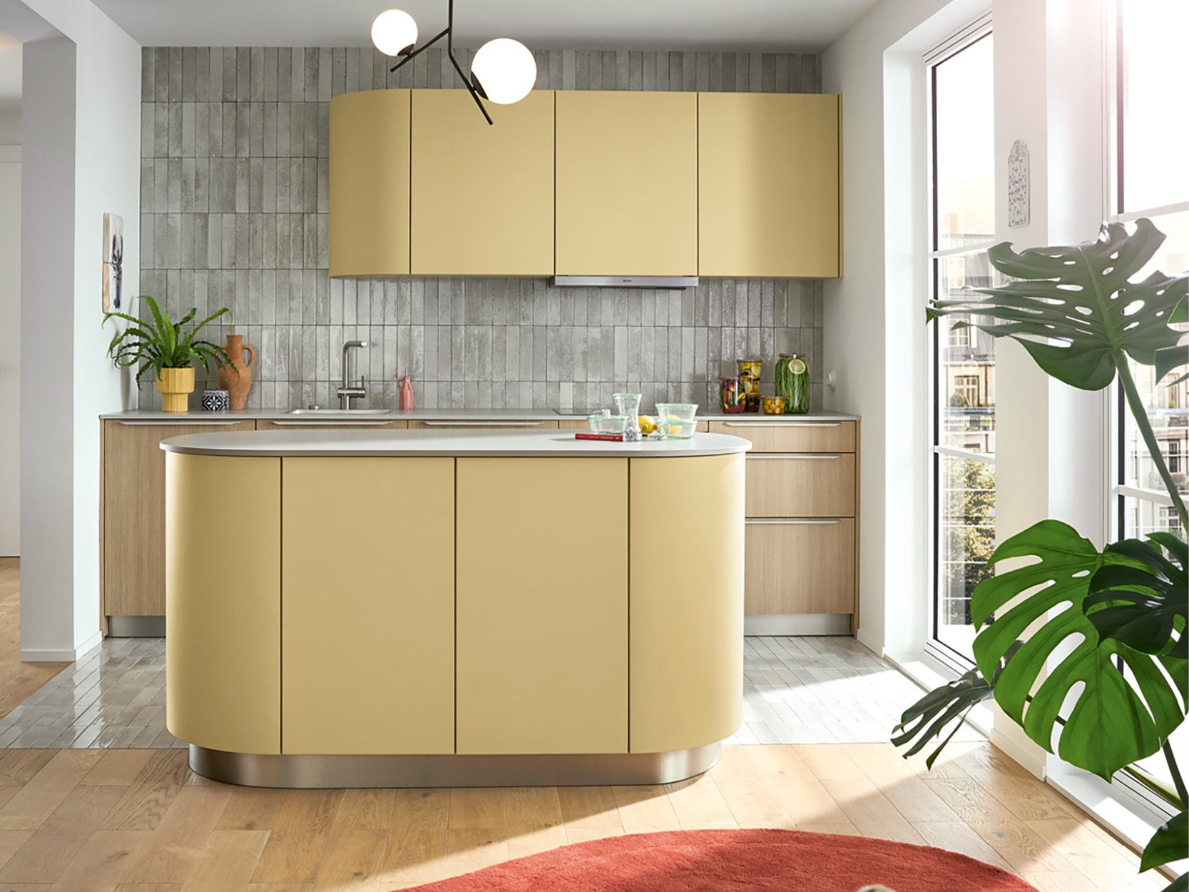 Kompakte Kücheninsel mit Stauraum: Moderne, platzsparende Küchenlösung mit geschwungenen Fronten und integrierter Aufbewahrung – ideal für kleine Räume.