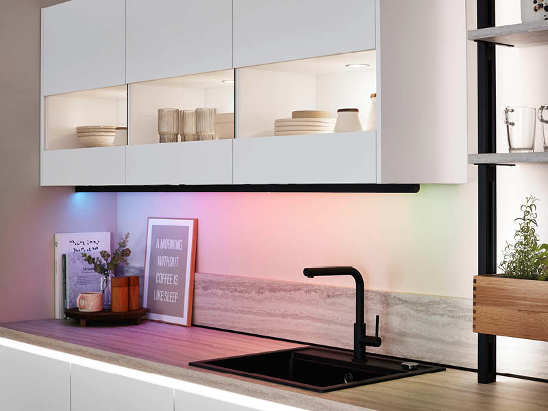 Kochnische mit farbiger Unterbeleuchtung der Hängeschränke