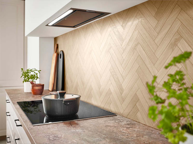 Kochnische mit Holzverkleidung in Fischgrätenmuster mit Arbeitsplatte in Natursteinoptik