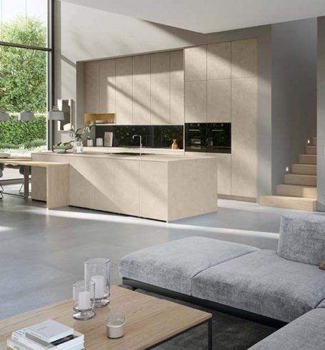 loftartiger Raum mit beige Küche, Ess- und Wohnbereich in natürlichen Farbtönen