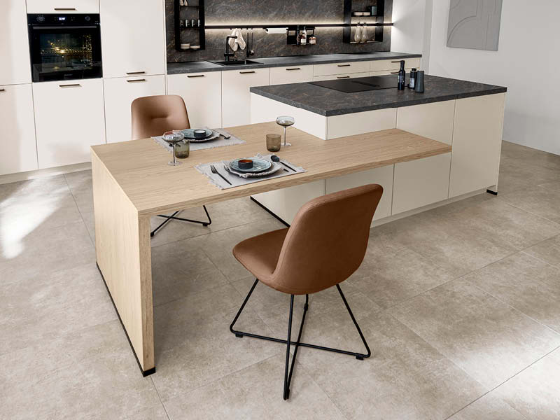 Inselküche von nobilia mit angebautem Esstisch