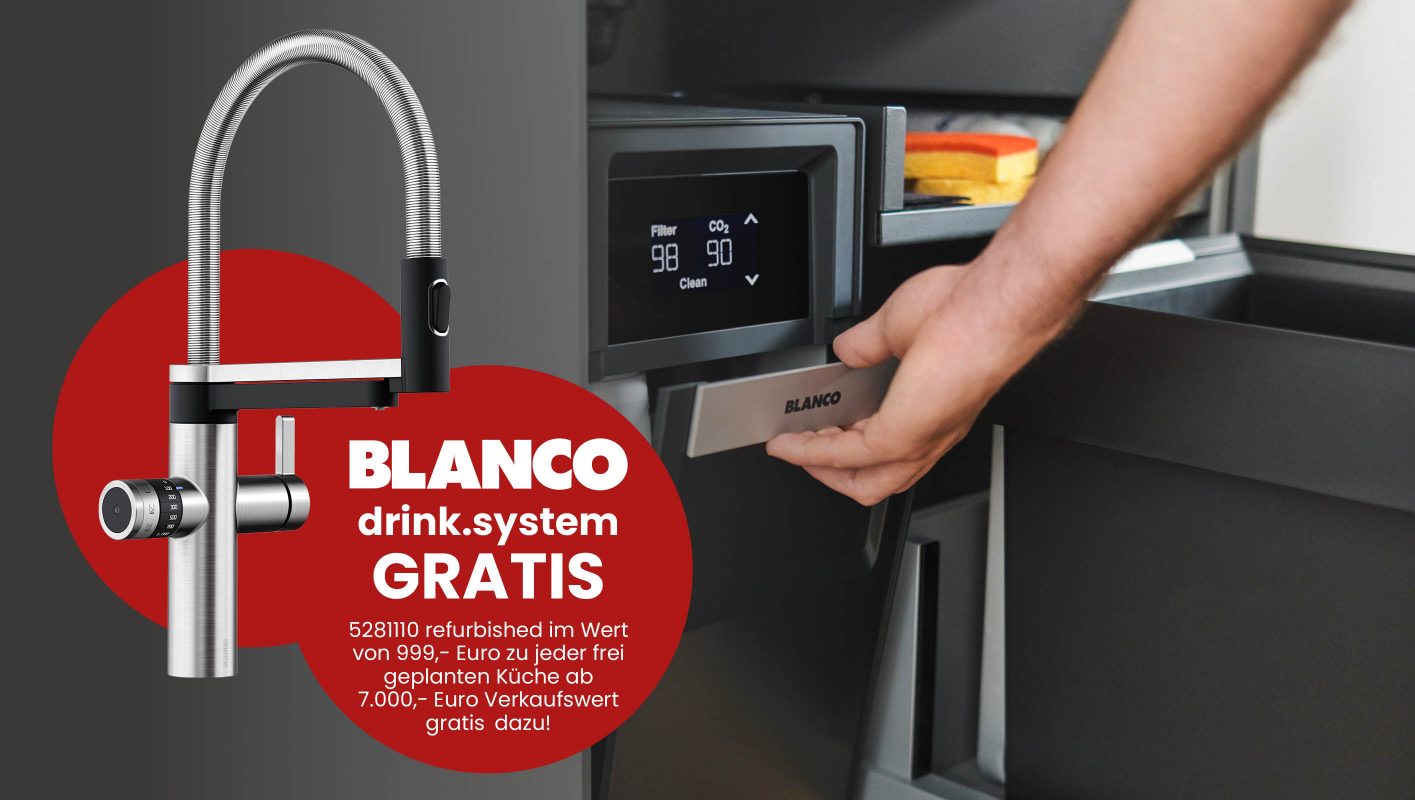 Moderne Küchenarmatur mit integriertem BLANCO drink.system in Edelstahloptik vor dunklem Küchenschrank. Daneben ist ein ausziehbares Filtersystem mit digitaler Anzeige für Filter- und CO₂-Status zu sehen. Rotes Grafikelement mit Werbetext „BLANCO drink.system GRATIS – 5281110 refurbished im Wert von 999,- Euro zu jeder frei geplanten Küche ab 7.000,- Euro Verkaufswert gratis dazu!“.