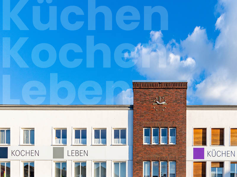 Foto des Firmengebäudes mit Schriftzug "Küchen, Kochen, Leben"