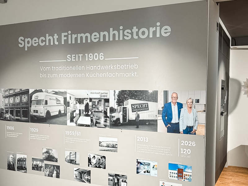 Historische Ausstellung „Specht Firmenhistorie seit 1906“ mit Bildern und Meilensteinen im Küchenstudio.