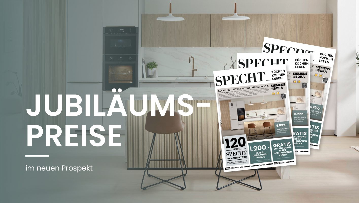 Moderne, helle Küche von nobilia mit Holzfronten und Kochinsel im Hintergrund; darüber der Schriftzug „Jubiläumspreise im neuen Prospekt“ sowie mehrere Specht-Prospekte mit Küchenangeboten im Vordergrund.