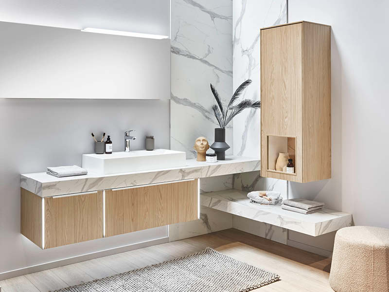 Hängender Nobilia Waschtisch in Holzoptik mit weißem Aufsatzbecken und seitlichem Hochschrank, modernes Badmöbel Set mit klaren Linien