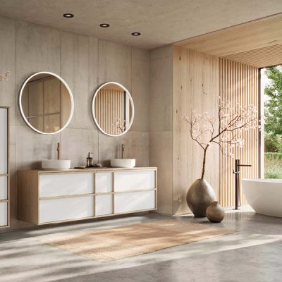 Großzügiges Nobilia Badezimmer mit Doppelwaschtisch in Japandi Stil, runden Spiegeln und viel Stauraum, kombiniert mit natürlichem Licht und klarer Architektur. Durchdachte Badmöbel bei SPECHT.