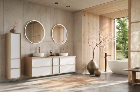 Großzügiges Nobilia Badezimmer mit Doppelwaschtisch in Japandi Stil, runden Spiegeln und viel Stauraum, kombiniert mit natürlichem Licht und klarer Architektur. Durchdachte Badmöbel bei SPECHT.